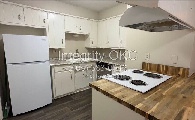 Building Photo - 2614 Elwood Dr