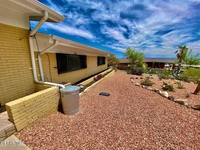 Building Photo - 3213 El Morro Rd