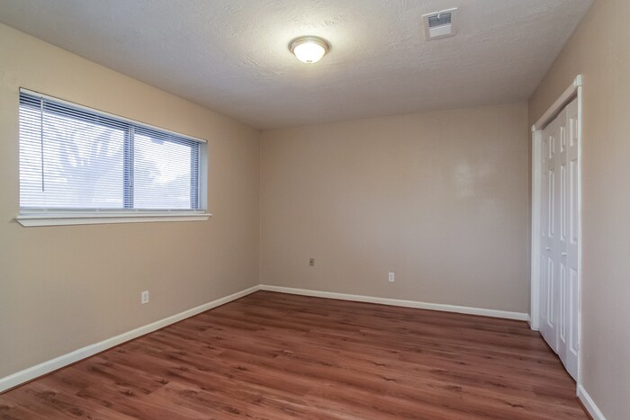 Building Photo - 701 Inwood Dr