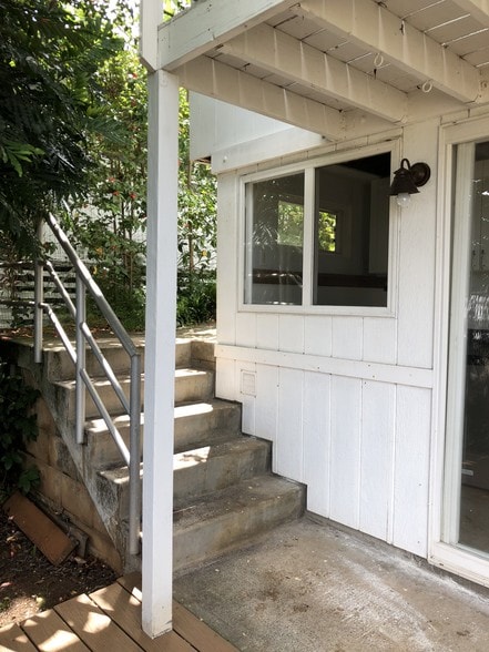 entrance/exti - 1676 Kamamalu Ave
