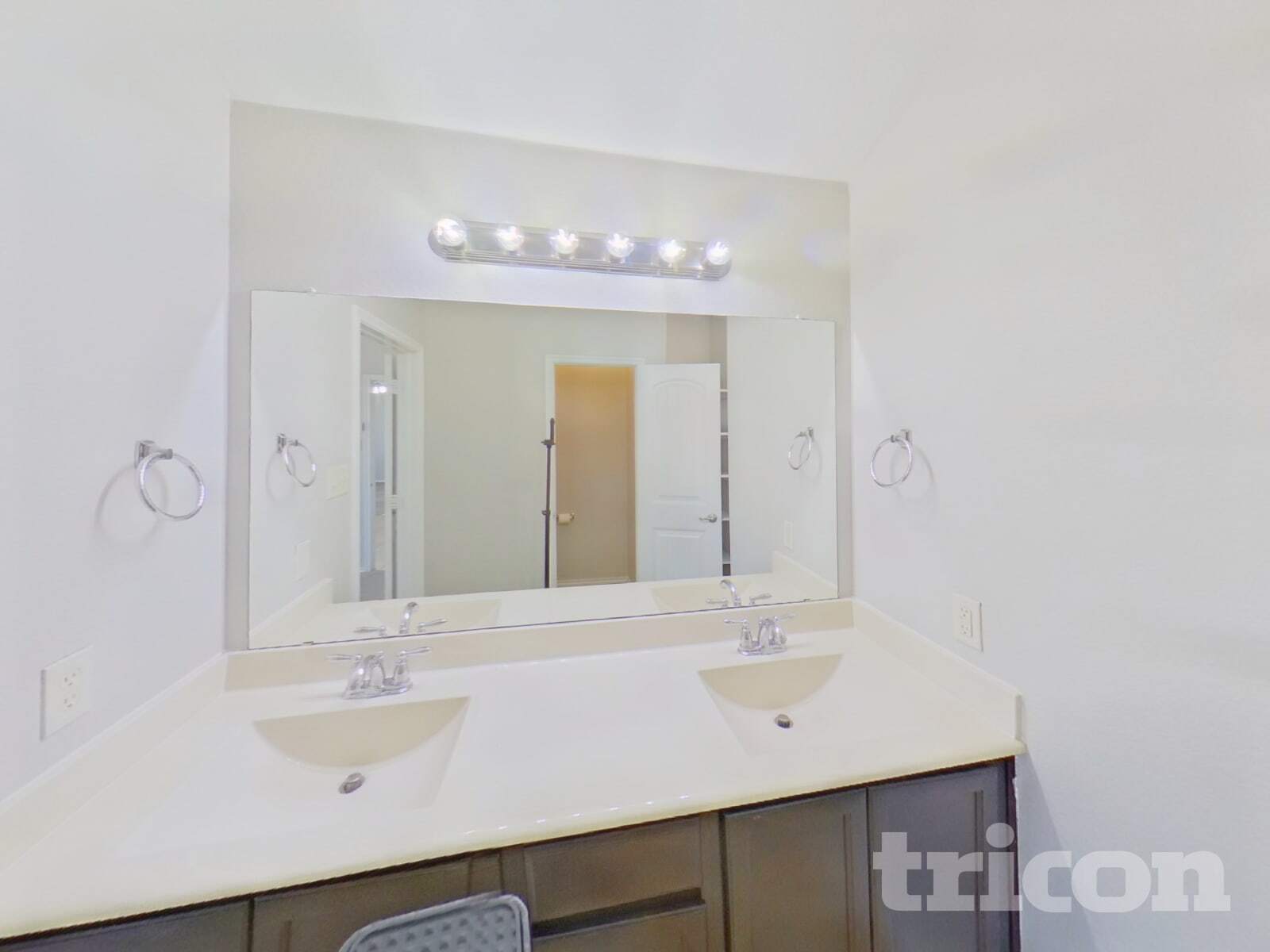 Building Photo - 605 W Grove Cir