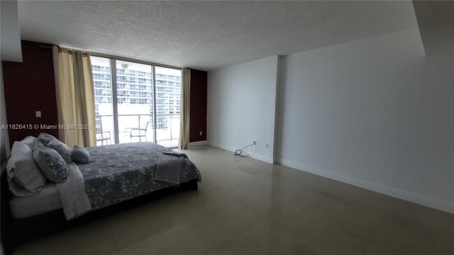Building Photo - 1750 N Bayshore Dr