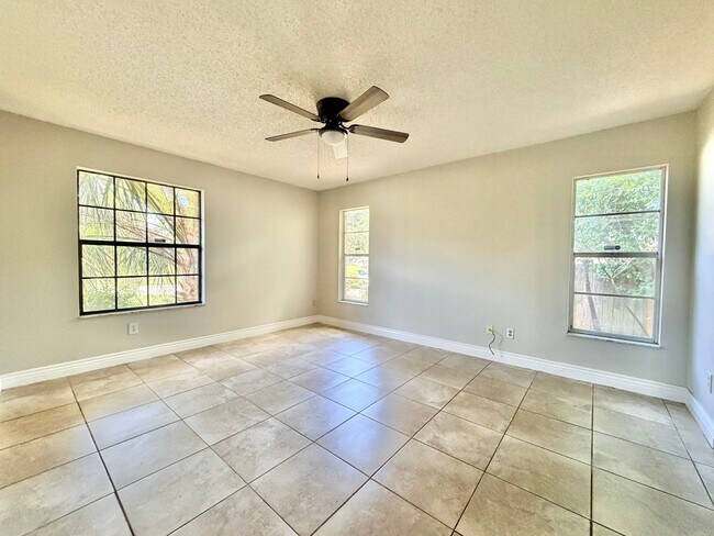 Building Photo - Spacious Home with Large Yard and Central Location! Close to Major Shopping and Dining!