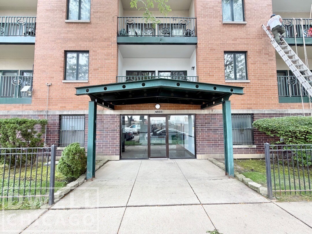 Building Photo - 4625 W Lawrence Ave