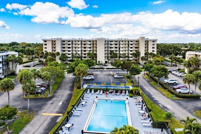 Building Photo - 2400 Deer Creek Country Club Blvd