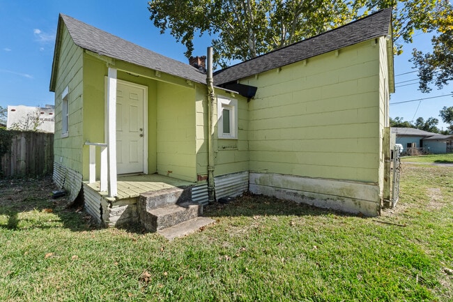 Building Photo - 2005 Walker St