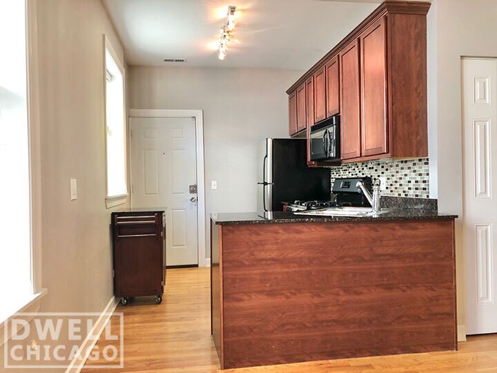 Building Photo - 521 W Belmont Ave