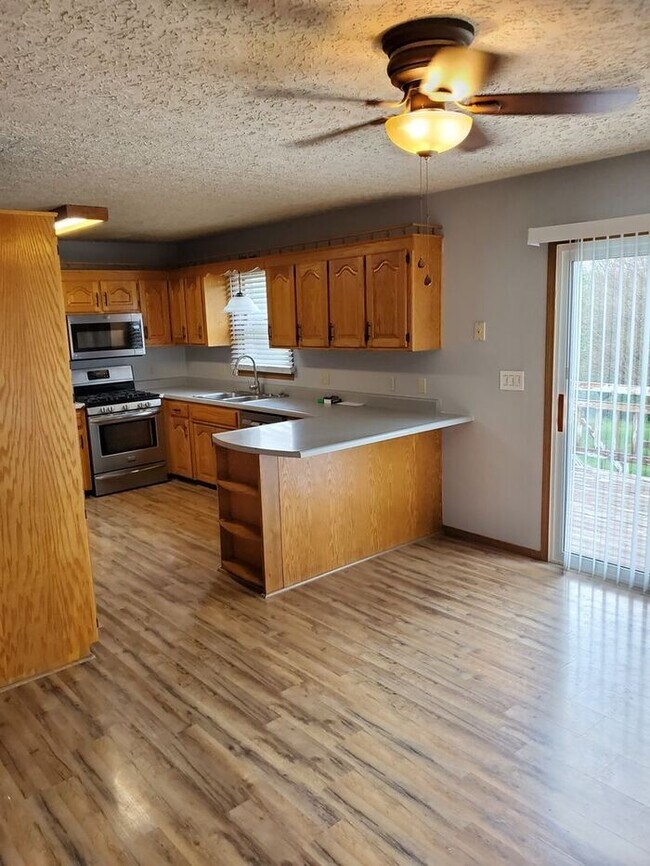 Building Photo - Available May 12th!!!! Laquey school district