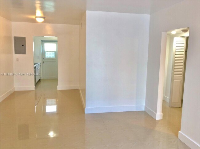 Building Photo - 8227 Crespi Blvd