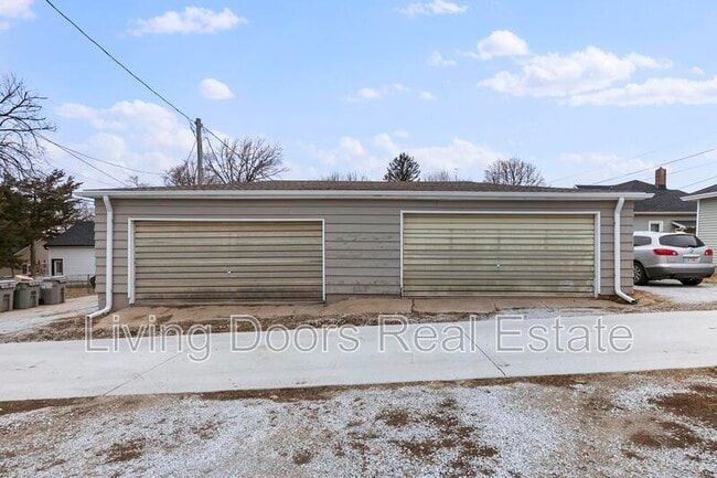Building Photo - 348 S 5th St