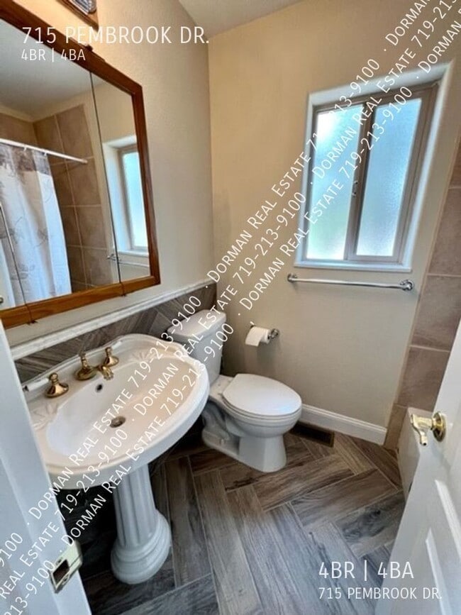 Building Photo - 715 Pembrook Dr