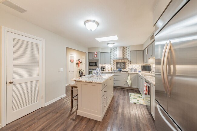 Building Photo - Coming Soon! Spacious 3 Bed, 2 Bath Duplex in the Heart of Overton West
