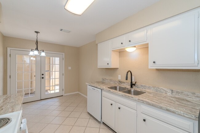 Building Photo - 495 Longmeadow Dr