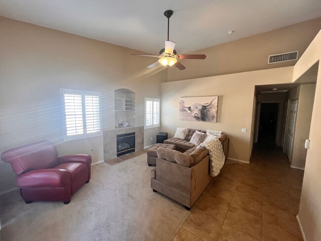 Building Photo - FURNISHED 2 Bed/2 Bath One Car Garage Upst...