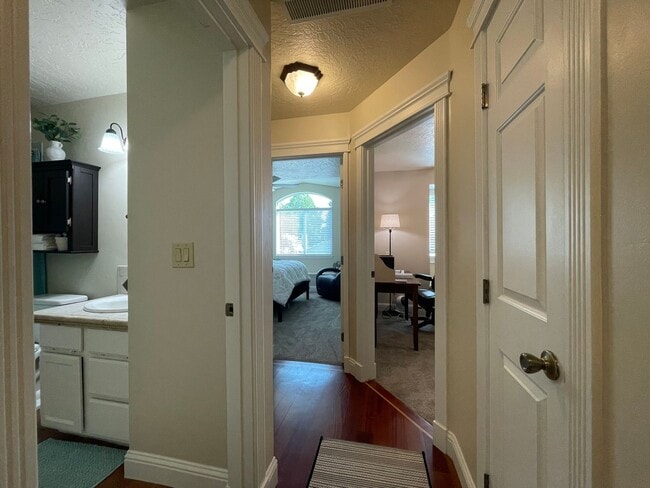 Building Photo - Nice home in great neighborhood