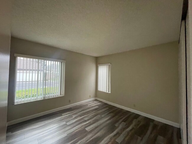 Building Photo - Clean and Updated 3 bed 2 bath House with ...