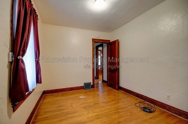 Building Photo - 1105 Summit St