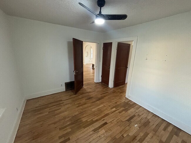 Building Photo - 635 N Chautauqua Ave