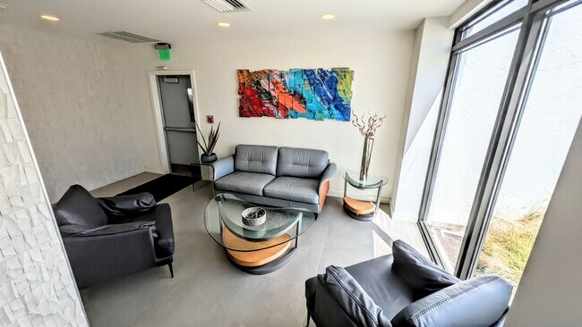 Building Photo - Annual UNfurnished Siesta Key Gulf front 2/2 condo with water views!