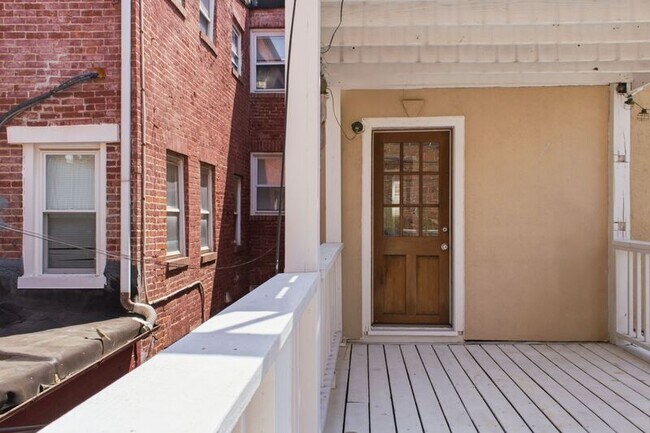 Building Photo - 420-A S Regester St