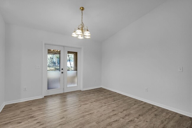 Building Photo - 3/2 Home In Silver Springs Shores