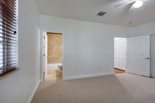 Building Photo - 2913 SW 30th Ct