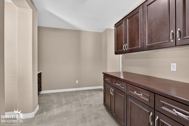 Building Photo - Beautiful 3Bdm 2.5Ba Home with Private Backyard in Power Ranch!