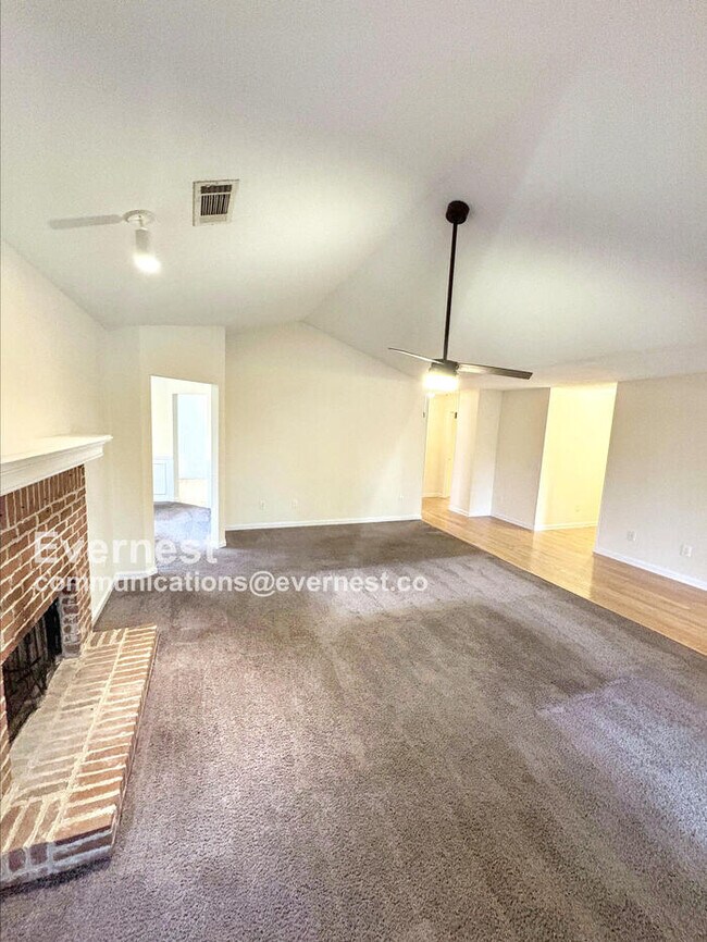 Building Photo - 552 Drake Cir