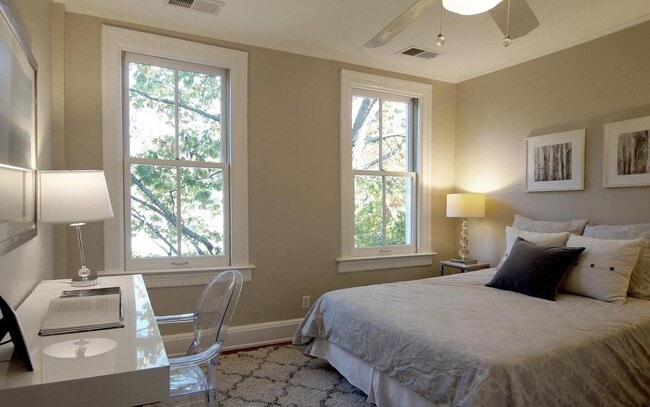 Building Photo - 307 9th St SE