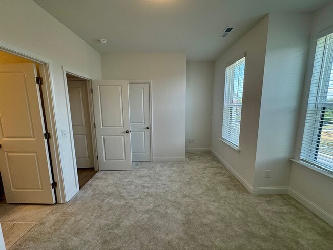 Building Photo - Brand New 3BR/3.5 Bath Townhouse in South ...