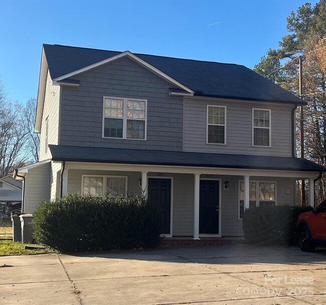 Primary Photo - 1923 Crestmont St