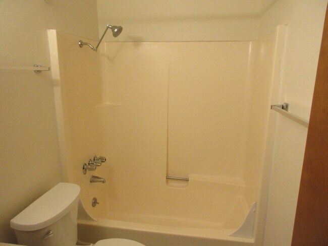 Building Photo - Two Bedroom Apartment Close to Downtown