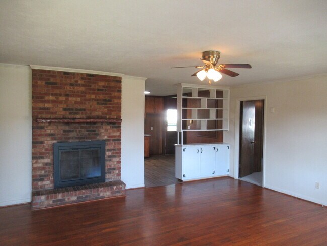 Building Photo - For Rent in the North Lincoln School District!
