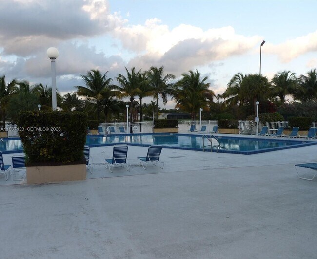 Building Photo - 14421 N Kendall Dr