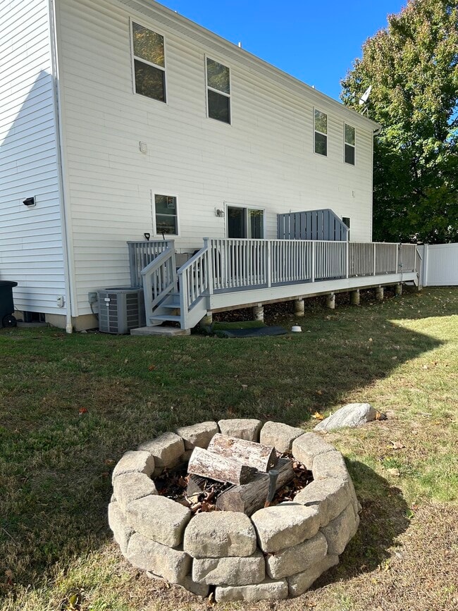 Building Photo - 14 Linden St