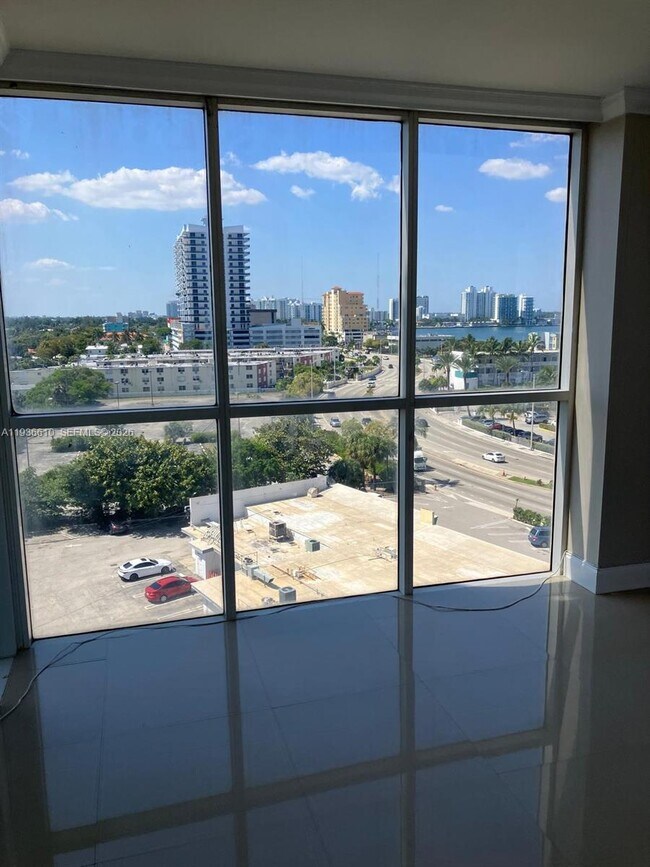 Building Photo - 7601 E Treasure Dr