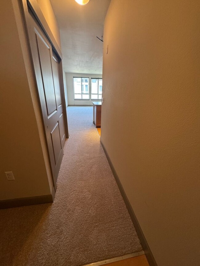 Building Photo - Bright Top-Floor Condo in the Heart of the...