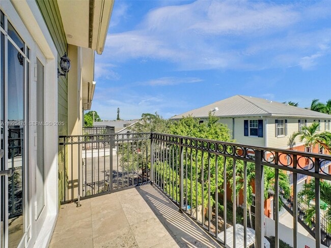 Building Photo - 2356 Wilton Dr