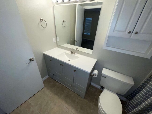 Building Photo - Updated 2 Bedroom, 2 Bath Condo (Available Immediately)