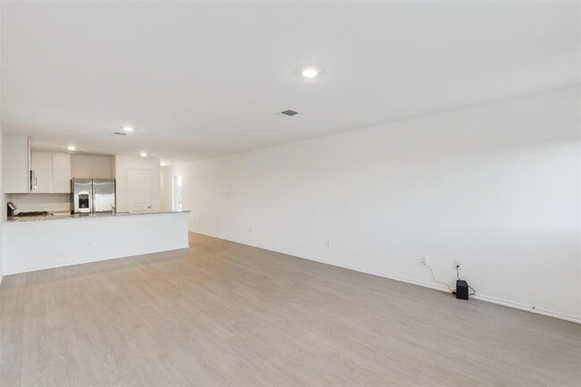 Building Photo - 14910 Parkway Center Ave