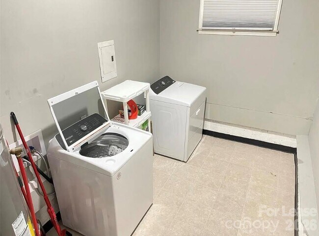 Building Photo - 6226 Coach Hill Ln