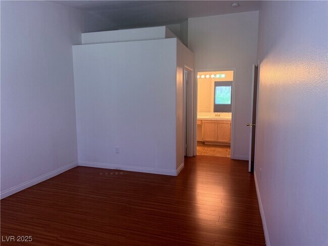 Building Photo - 2110 Los Feliz St