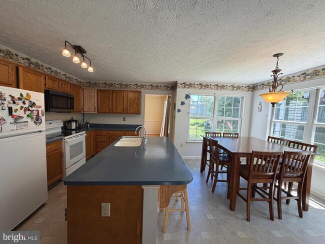 Building Photo - 407 Tamarack Cir