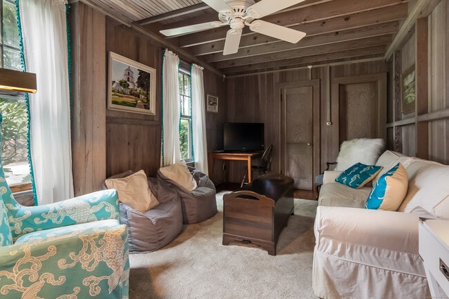 Building Photo - 15 Willard Ave