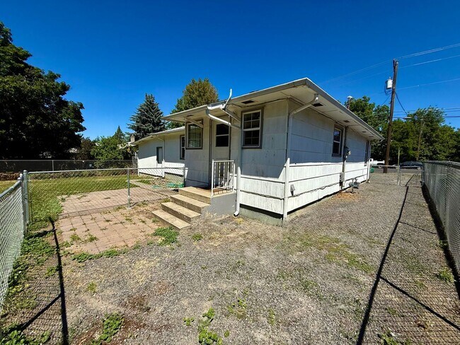 Building Photo - Adorable 3 bedroom 1.5 bathroom house for ...