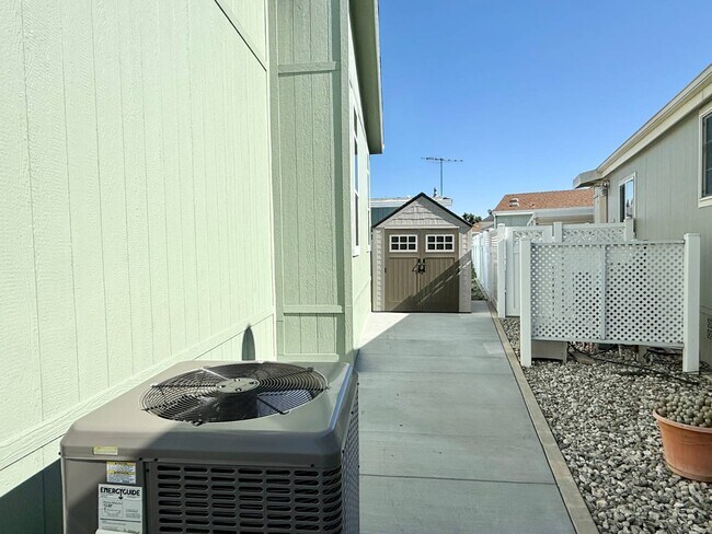 Building Photo - 11 Palm Via