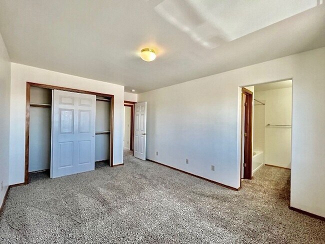 Building Photo - 4 Bedroom Home in Pronghorn Glen with Mountain Views