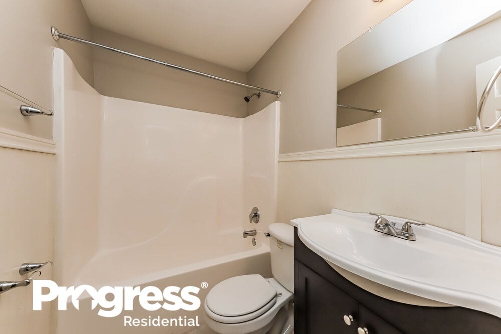 Building Photo - 2622 McGuire Dr