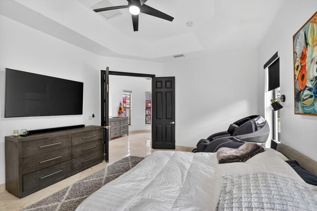 Building Photo - 10337 Trianon Pl