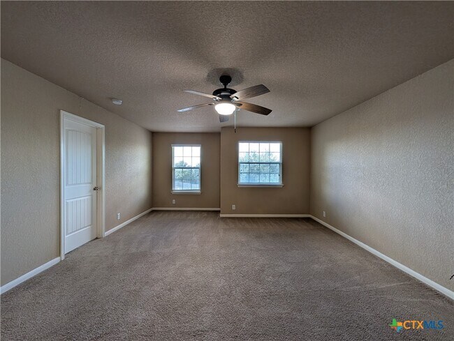 Building Photo - 212 Oak Creek Way